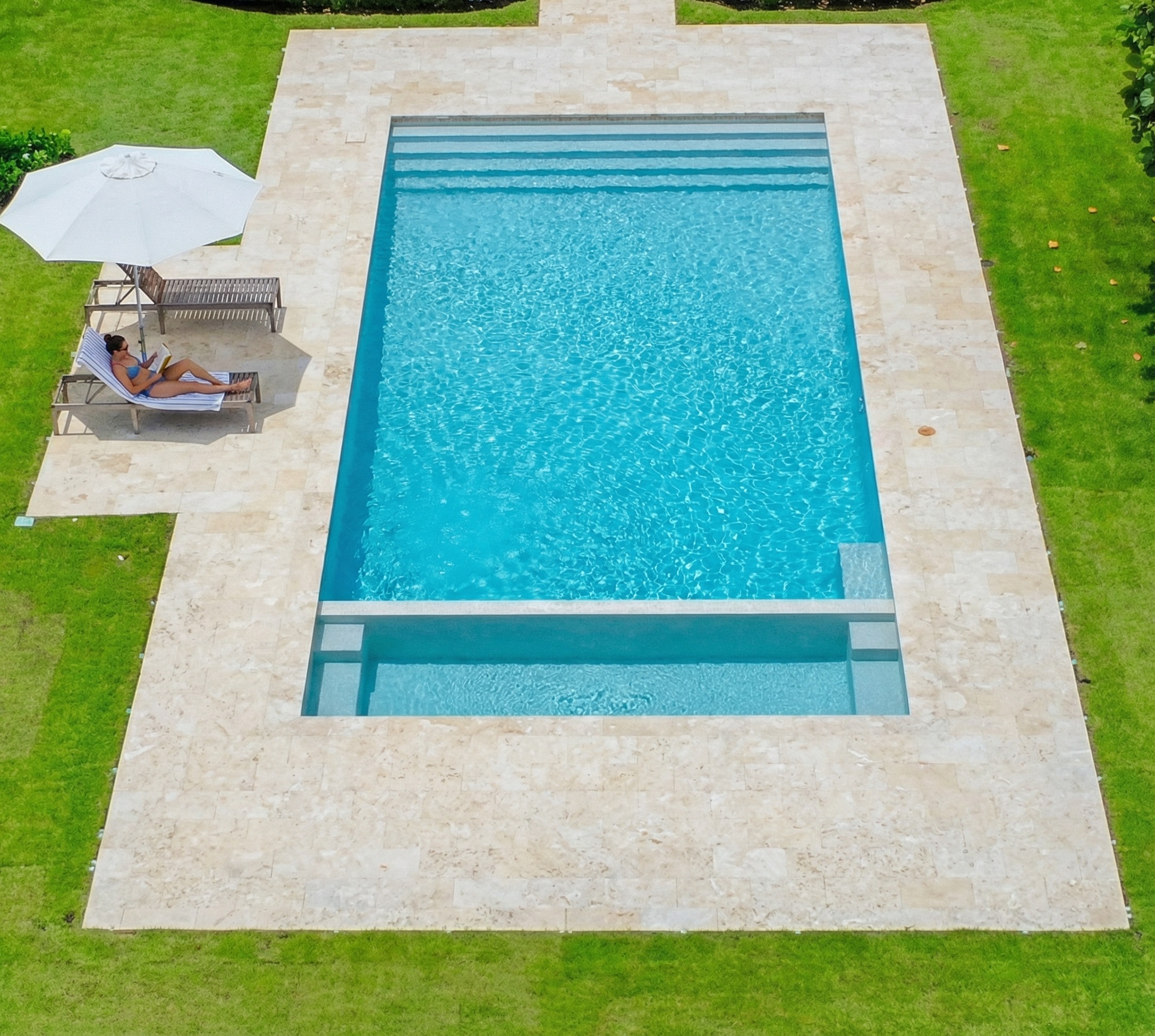Rectangular pool with tanning ledge